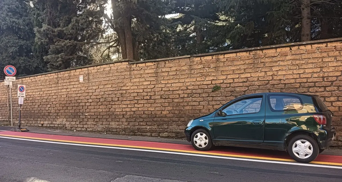 Viterbo: sosta selvaggia sulla pista ciclabile