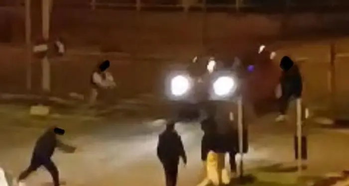 A Fabrica di Roma ragazzini si buttano davanti alle auto in corsa