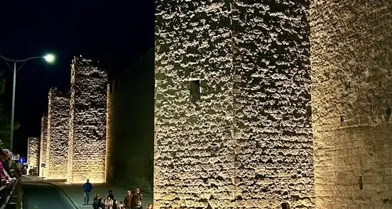 Viterbo: le mura medievali si accedono di nuova luce