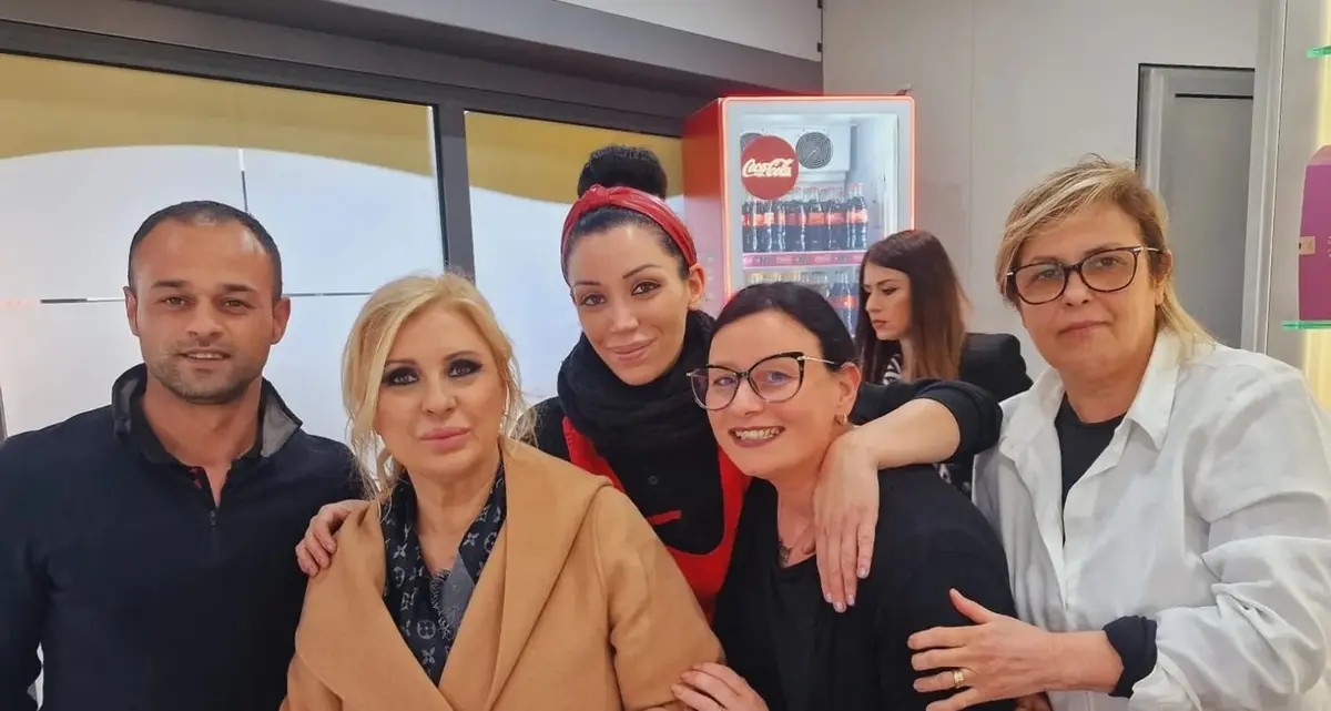 Da ‘’Uomini e donne’’ ad un caffè a Civitavecchia: Tina Cipollari allo Chalet del Tribunale