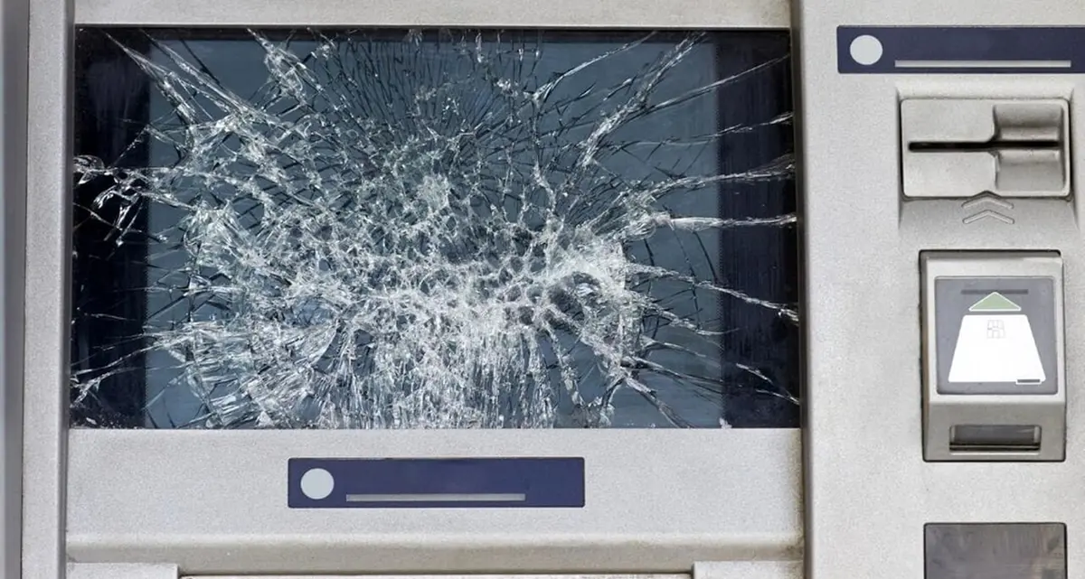 Prendono a pugni il bancomat: denunciati in due