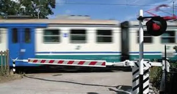 Auto travolta dal treno sui binari: l’autista sarebbe andato a ballare