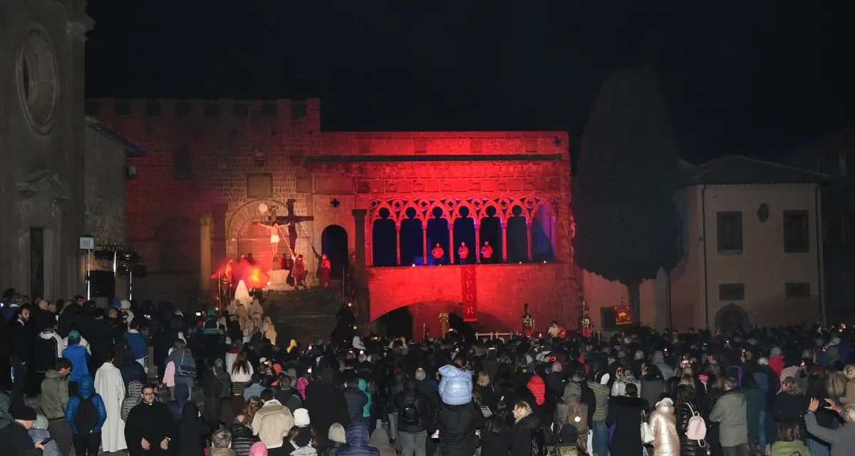 Emoziona la Crocifissione in piazza S. Lorenzo