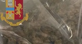 Viaggia con un chilo di marijuana nella valigia: arrestata ventenne