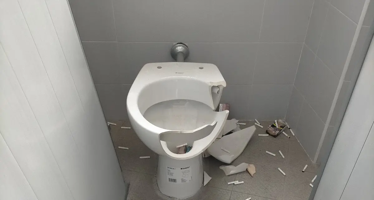 Vandalizzati i bagni del Paolo Savi. Romoli: «Ora basta, chi rompe paga»