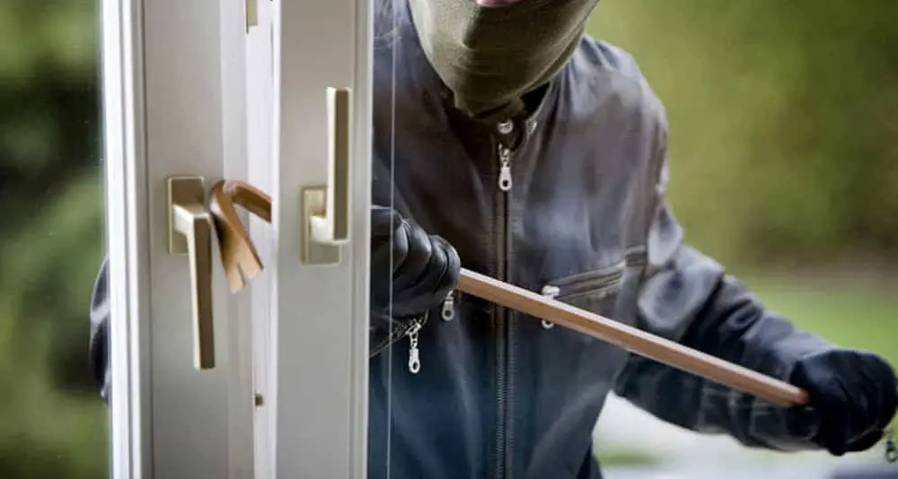 Montalto: sorpreso ad aprire una porta-finestra, arrestato 52enne