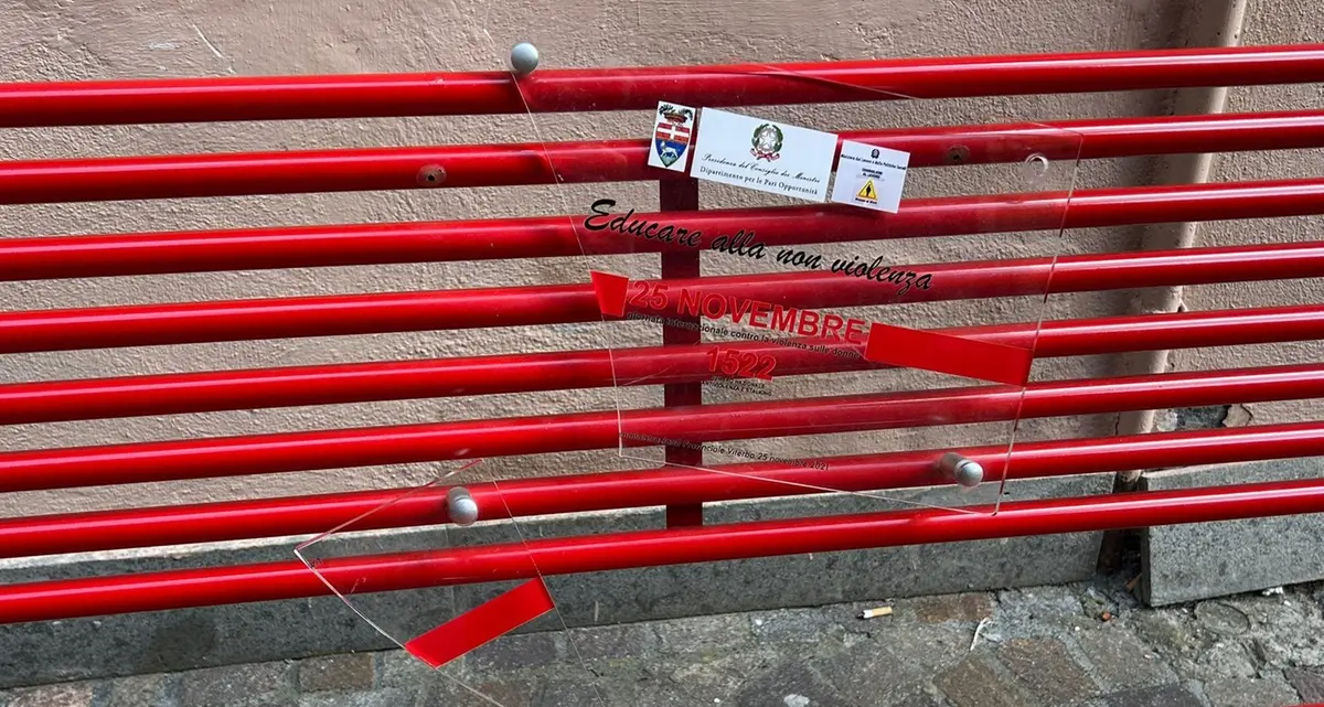 Viterbo, danneggiata la panchina rossa della Provincia