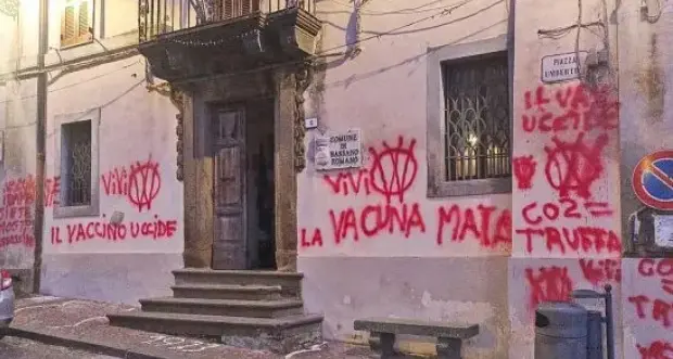 Bassano Romano: sorpreso a imbrattare il Comune con scritte no vax