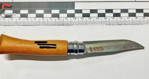 Nasconde nel cruscotto un coltello e cocaina, nei guai un 56enne