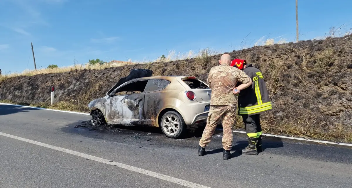 Viterbo, auto in fiamme sulla Cassia Nord