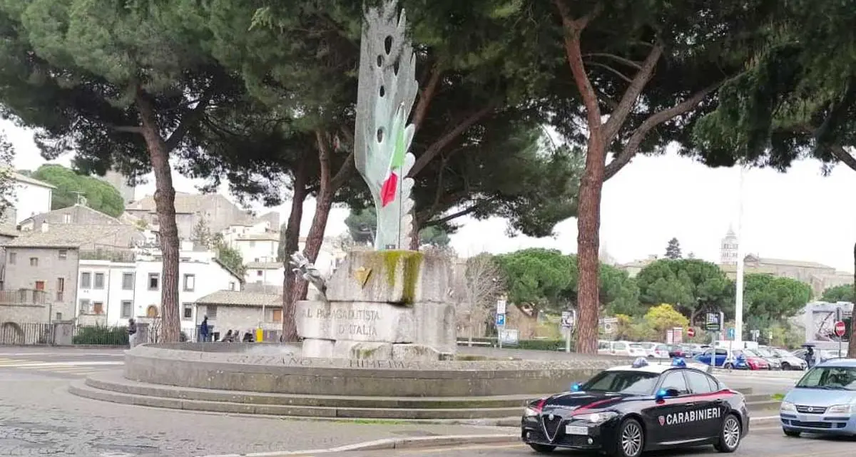 Viterbo: è talmente ubriaco da sembrare morto